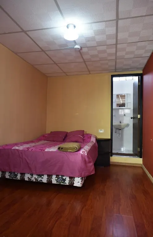 Hostal Noches De كويتو 2*,